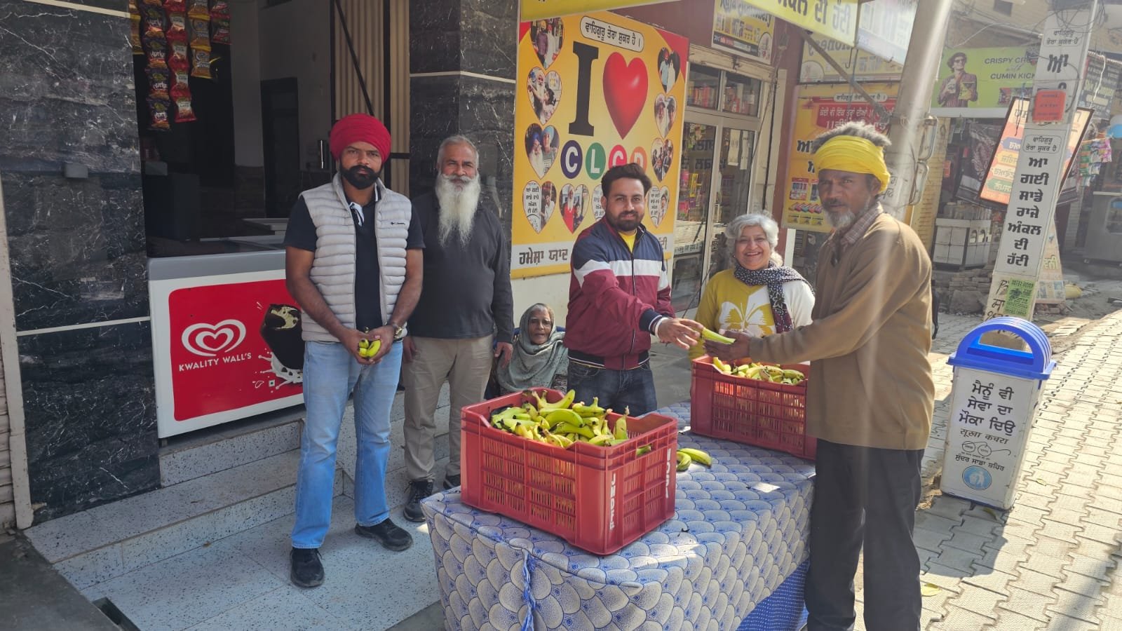 ਸ਼ਿਵਰਾਤਰੀ ਦੇ ਪਾਵਨ ਮੌਕੇ ‘ਤੇ ਸ੍ਰੀ ਰਜੇਸ਼ ਕੁਮਾਰ ਭਾਈਆ ਜੀ ਵੱਲੋਂ ਕੇਲਿਆਂ ਦਾ ਲੰਗਰ ਲਗਾਇਆ ਗਿਆ