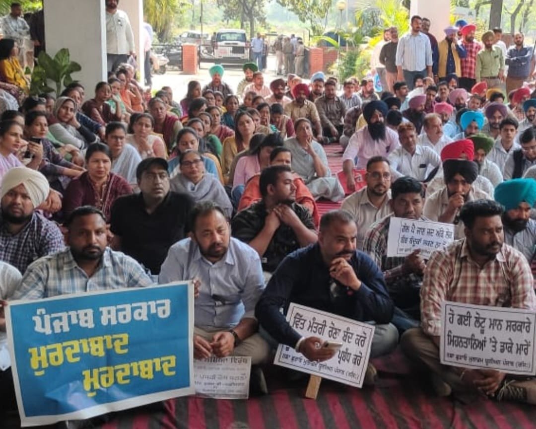 ਯੁੱਧ ਨਸ਼ਿਆਂ ਵਿਰੁੱਧ ਤਹਿਤ ਨਸ਼ਾ ਛਡਾਓ ਮੁਲਾਜ਼ਮ ਯੂਨੀਅਨ ਵੱਲੋਂ ਡਾਇਰੈਕਟਰ ਸਿਹਤ ਵਿਭਾਗ ਦੇ ਦਫਤਰ ਵਿਖੇ ਸਰਕਾਰ ਵਿਰੁੱਧ ਰੋਸ ਧਰਨਾ ਦਿੱਤਾ